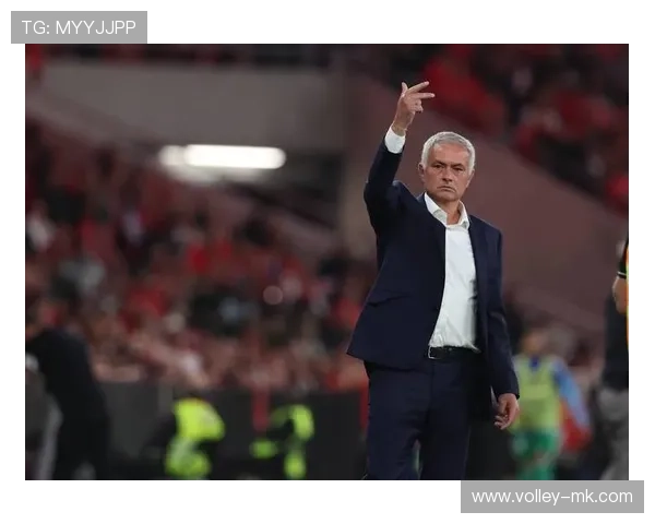 穆里尼奥率切尔西强势夺冠，球队表现赢得球迷喝彩