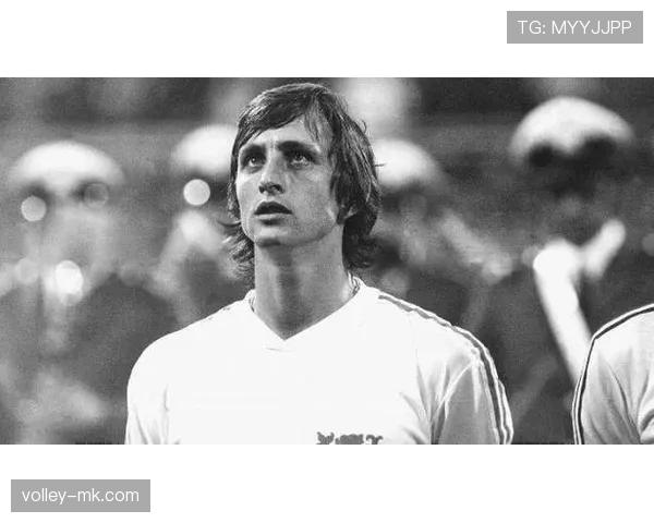 克鲁伊夫职业生涯高光闪耀，足球革新传奇永载史册