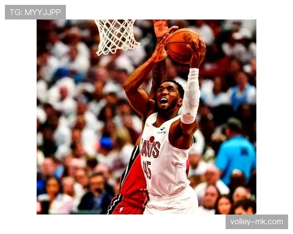 米切尔无球切入拉开空间，区别于加兰组织方式