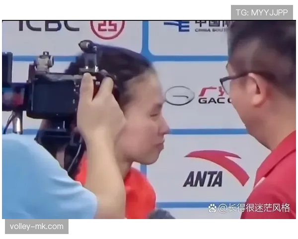 陈芋汐领奖台冷静得像雕像，逛商场那张照片把我打回凡间